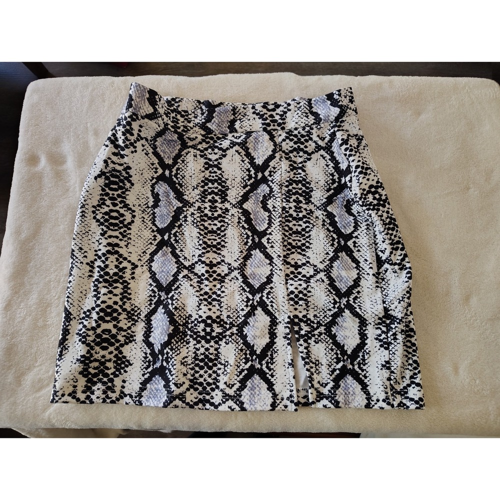 SHEIN Womens Snakeskin Print Mini Skirt Black White Animal Print Front Slit Sz S